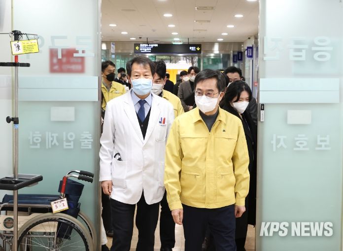 지난 2월 24일 오후 김동연 경기도지사는 의료계 집단행동과 관련해 경기도의료원 수원병원 현장을 보건건강국장 등 관계자와 함께 방문해 비상진료체계 가동 현황을 살펴보고 정일용 경기도의료원 원장 등 의료진에게 경기도민의 의료공백 최소화를 당부했다.