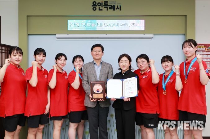 16일 용인특례시 직장운동경기부 볼링팀의 우승 트로피 봉납식이 시청 시장실에서 열렸다.