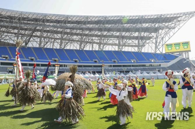 용인시청소년연희단은 27일 '2025 대한민국 조아용 페스티벌' 행사장에서 제66회 한국민속예술제 청소년부 경연 출정식을 겸한 전통 놀이 시연을 했다