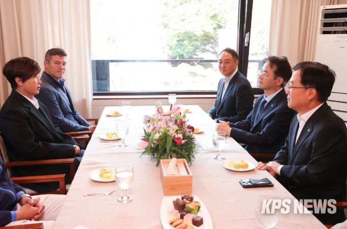 2025 한화 라이프플러스 인터내셔널 크라운 대회 엠버서더 박세리와 환담을 나누고 있는 이동환 고양특례시장