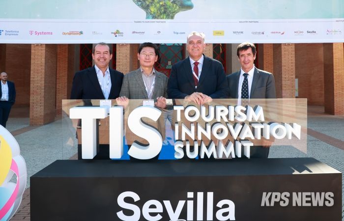 24일 스페인 세비야 피베스에서 TIS 2025 폐막식 후 이상일 시장(왼쪽 둘째)이 아르투로 베르날 안달루시아 주 관광부 장관(오른쪽 둘째), 알베르트 플라나스 네벡스트 CEO(왼쪽 첫째), 미겔 안토니오 네벡스트 회장과 기념사진을 촬영하고 있다