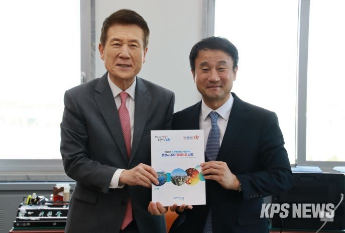 왼쪽부터 이강덕 포항시장, 한병도 예결위원장