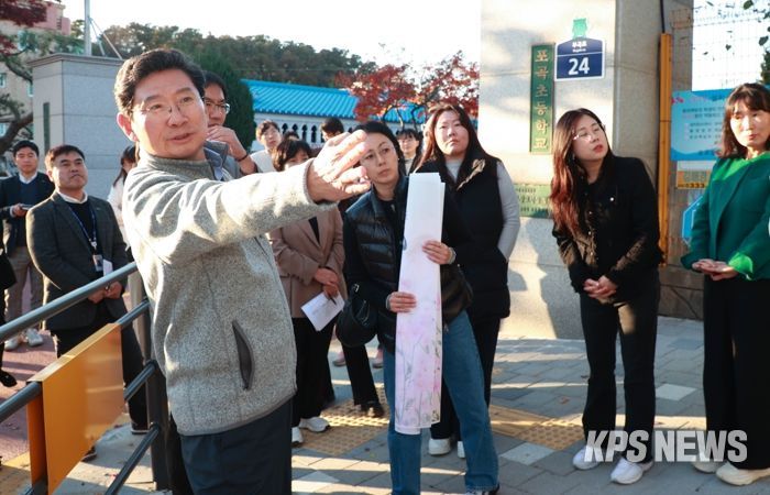 이상일 용인특례시장이 14일 포곡초등학교에서 학부모들과 만나 학생들의 안전을 위한 방안을 논의했다.