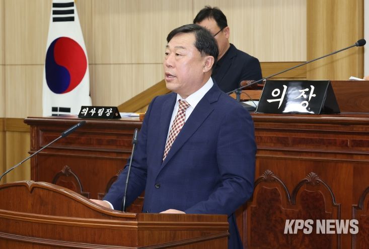 김종훈 울산동구청장은 17일 동구의회 의사당에서 가진 제232회 동구의회 제2차 정례회에서 2026년도 예산안 제출에 즈음한 시정연설을 하고 있다.