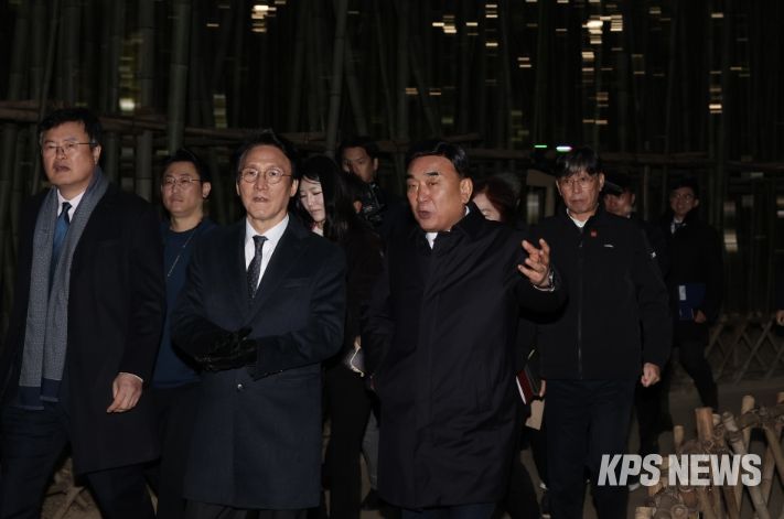 김민석 국무총리가 19일 무장애 관광수용태세 점검차 울산시 중구 태화강 국가정원을 방문, 김두겸 울산시장과 십리대숲길을 걷고 있다.