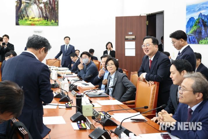 예결특위 소위 회의실을 방문한 이장우 대전시장