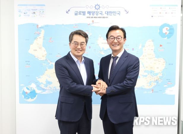 21일 오후 김동연 경기도지사와 전재수 해양수산부 장관이 기념촬영을 하고있다.