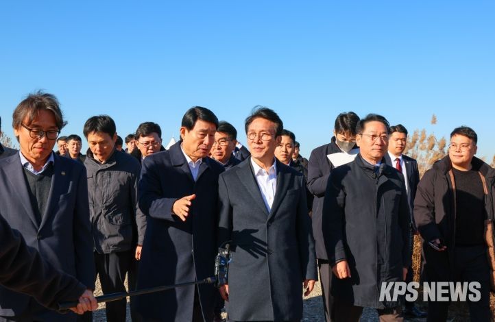 김민석 국무총리가 21일 인천 서구 수도권매립지를 방문, 3-1매립장 위생매립 현황 및 2매립장 상부공간 활용대책에 대해 브리핑을 받으며 점검을 하고 있다.
