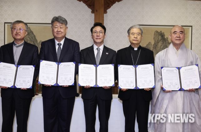 김민석 국무총리가 24일 삼청동 총리서울공관에서 열린 제1차 정부-종교계 생명존중 원탁회의를 갖기에 앞서 협약식을 하고 있다.