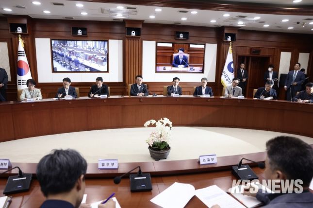 김민석 국무총리가 24일 세종대로 정부서울청사에서 열린 헌법존중 정부혁신 TF 간담회를 주재하고 있다.