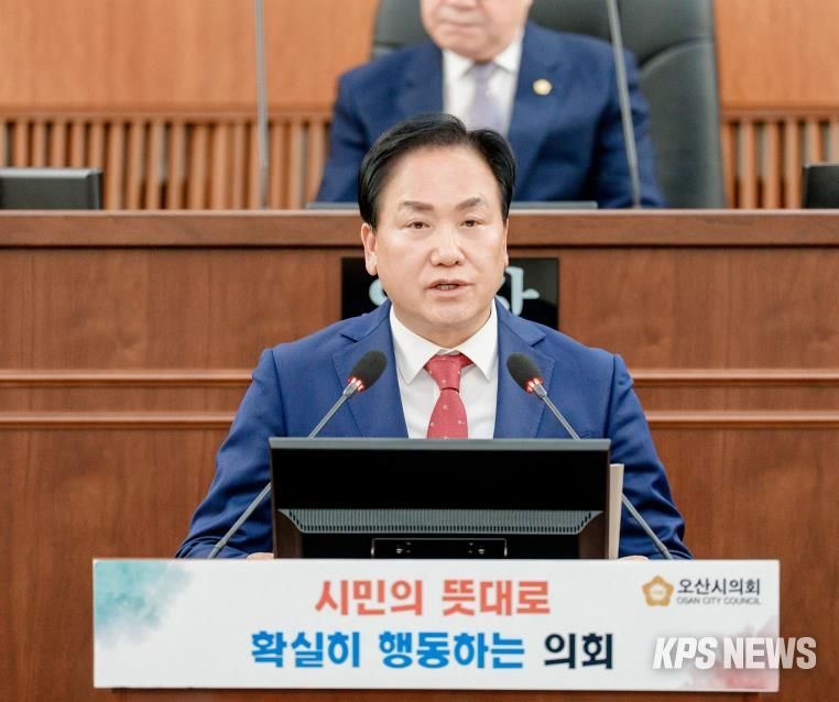 이권재 오산시장이 제298회 제2차 정례회 제1차 본회의에서 시정설명 하는 모습