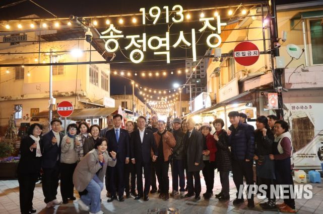 김민석 국무총리가 26일 광주 광산구 1913송정역시장을 방문, 상인들과 인사를 나누고 기념촬영을 하고 있다.