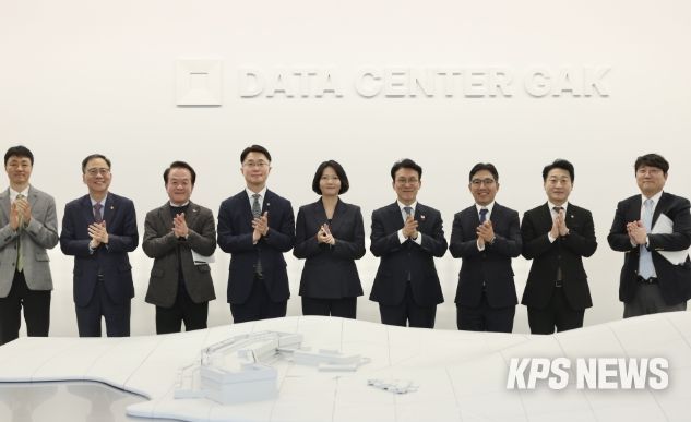 김민석 국무총리가 27일 세종 행복대로 네이버데이터센터 각 세종에서 열린 현장 간담회를 주재하고 있다.