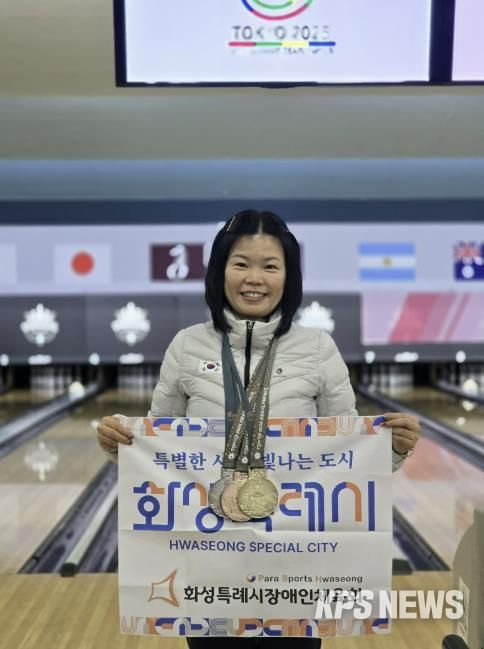 2025 도쿄 데플림픽에서 금1·은1·동1의 성적을 거둔 박선옥 선수가 메달을 목에 걸고 기념촬영하고 있다