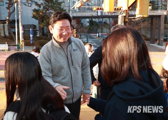 이상일 용인특례시장은 28일 상현초 교통지도 봉사에 참여해 통학로 안전을 점검했다