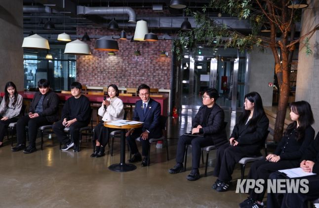 김민석 국무총리가 28일 대전 충남대학교에서 열린'미래대화 1·2·3#청년금융' 제5차 K-토론나라에서 고졸 청년 대출금리 및 청년미래적금 등과 관련한 청년들의 제안을 경청하고 있다.