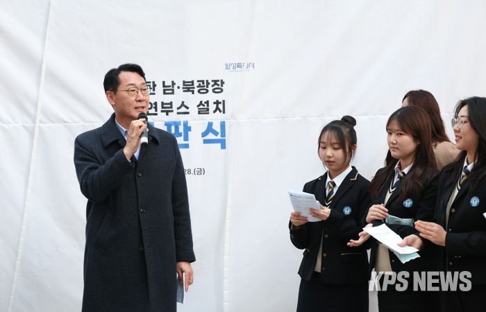 정명근 화성특례시장이 학생들과 흡연부스 설치에 따라 정화된 거리 환경에 대해 이야기 하고 있다