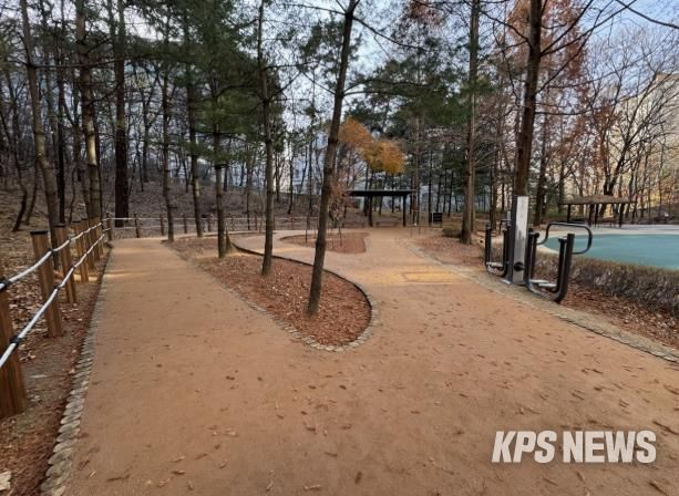 새롭게 단장한 용인특례시 기흥구 보정동에 있는 '큰솔근린공원 맨발길'
