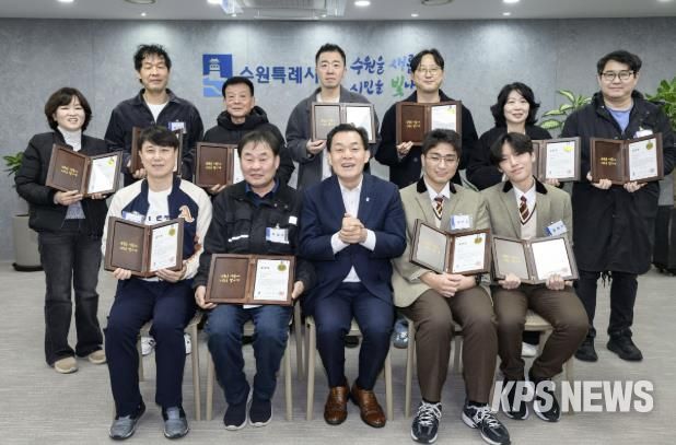 이재준 수원시장과 모범시민 표창을 받은 시민들이 기념촬영을 하고 있다.