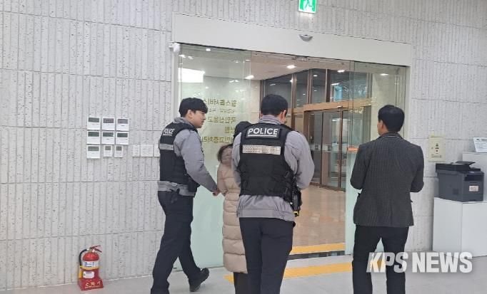 수원시가 ‘악성·반복 민원 대응 모의훈련’을 하고 있다.