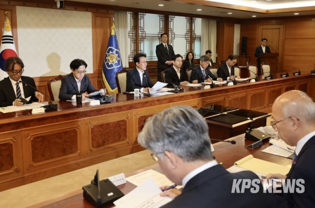 김민석 국무총리가 3일 세종대로 정부서울청사에서 열린 노동안전 현안 점검회의를 주재하고 있다.