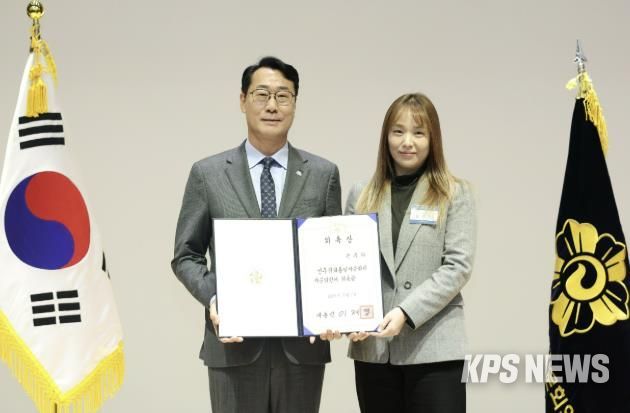 정명근 화성특례시장이 자문위원 위촉장을 들고 기념촬영을 하고 있다