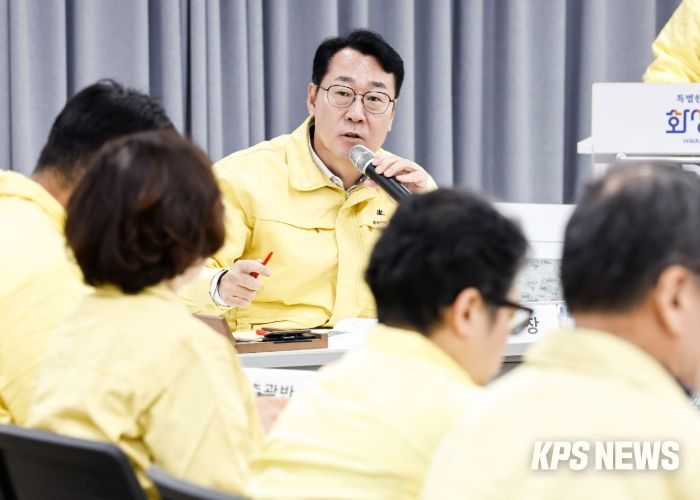 정명근 화성특례시장이 동탄숲 생태터널 관련 재난안전대책본부 회의에서 지시사항을 전달하고 있다