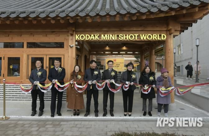 코닥 미니샷 월드 개관식 참석자들이 기념사진을 촬영하고 있다.