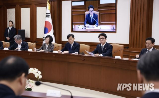 김민석 국무총리가 10일 세종대로 정부서울청사에서 열린 국가정책조정회의를 주재, 모두발언을 하고 있다.(국무조정실)