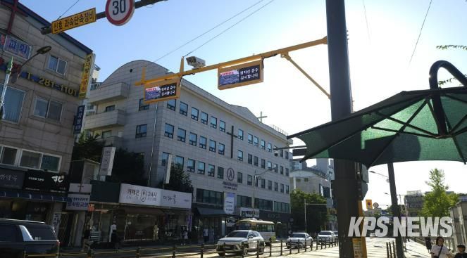 기흥구는 어린이보호구역 내에 ‘정지선 위반 알리미’와 ‘우회전 감응 시스템’을 도입했다
