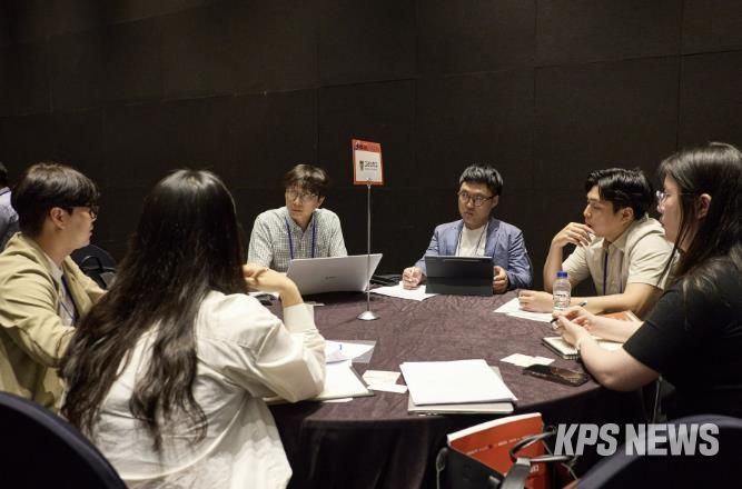 지난 6월 열린 커넥트 데이 행사에서 참여대학 및 기업 관계자들이 기술 이전 상담을 하고 있다