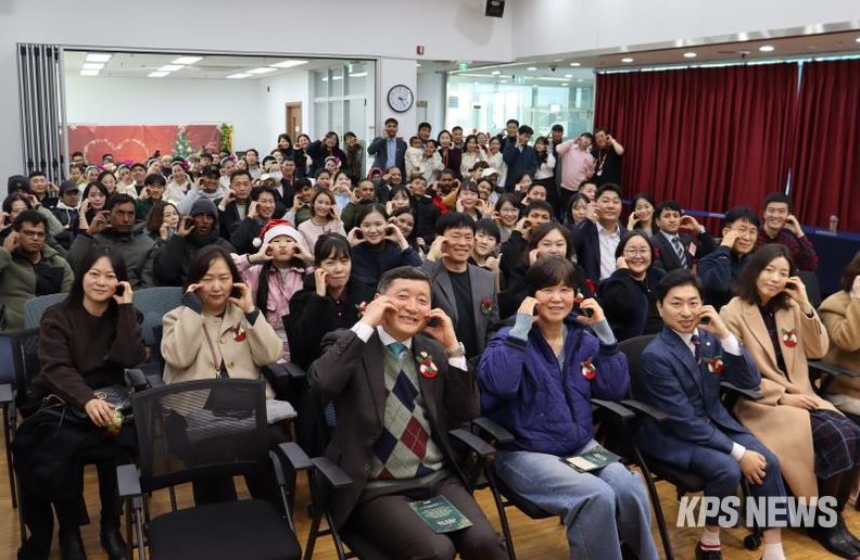 2025년 화성시외국인복지센터 사업보고회 기념 사진