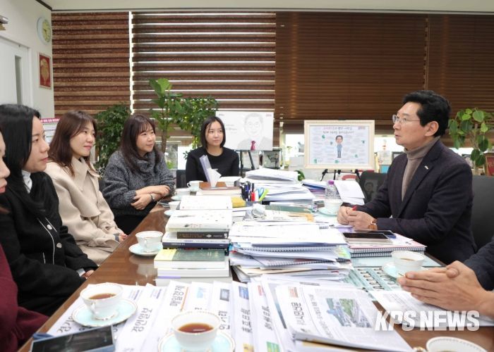 이상일 용인특례시장은 15일 시장실에서 기흥역세권에 거주하는 시민들과 만나 교육 현안을 논의했다.