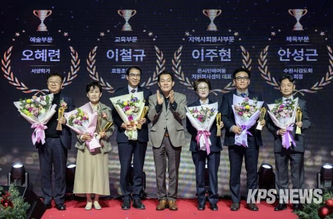 이재준 수원시장(가운데)과 수원시 문화상 수상자들이 함께하고 있다. 이주현 온시민 매여울자원봉사센터 대표(오른쪽부터) 안성근 수원시 검도회 회장, 최윤정 중부일보 대표이사, 이재준 시장, 이철규 효동초등학교 교장, 오혜련 서양화가, 김경환 성균관대학교 글로벌창업대학원 원장.