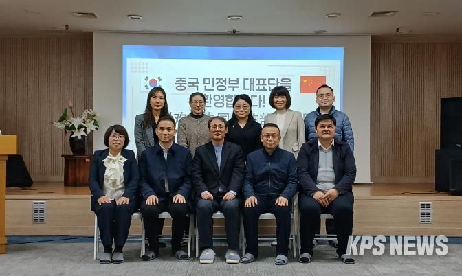 수원시를 방문한 중국 민정부 대표단이 기념촬영을 하고 있다.