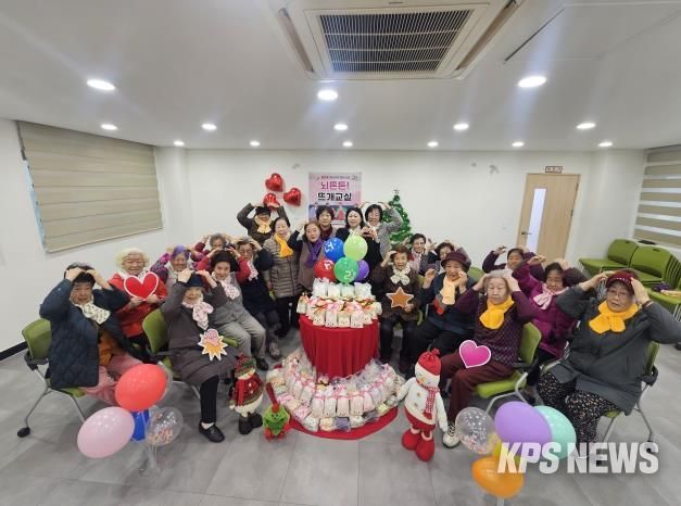 오산시 중앙동, ‘뇌튼튼 뜨개교실’ 어르신들 손뜨개 목도리 120여 개 기탁