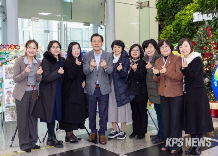 이재준 수원시장(왼쪽 4번째) 탄소중립 환경 챌린지 사진전이 열리는 시청 별관 로비에서 수원시 공공형어린이집연합회 관계자들과 기념촬영을 하고 있다.