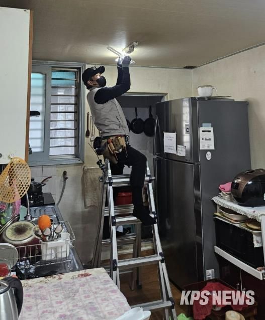 수원시 팔달구 화서1동 지역사회보장협의체, (주)전기쟁이 재능기부로 LED형광등 교체 지원해