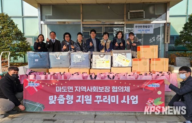 마도면 지역사회보장협의체가 17일 관내 취약계층 및 어린이가정을 대상으로 맞춤형 지원꾸러미 전달에 앞서 기념촬영하고 있다