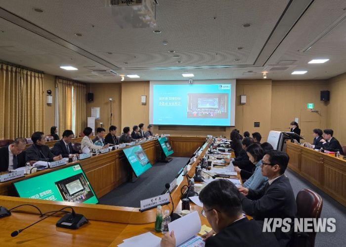 권정희 수원시 행정지원과장이 수원시의 공공외교 사례를 발표하고 있다.