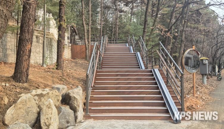 기흥구는 보라동 경관녹지 산책로 노후시설 긴급 교체공사를 완료했다