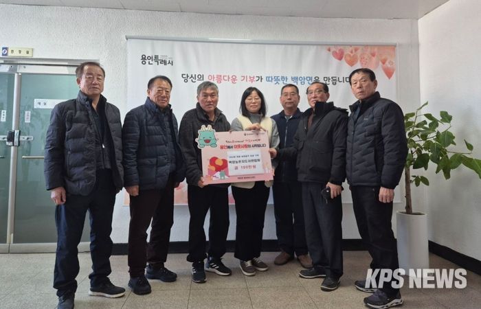 백암농촌지도자 연합회는 22일 이웃돕기 성금 100만원을 백암면에 기탁했다.