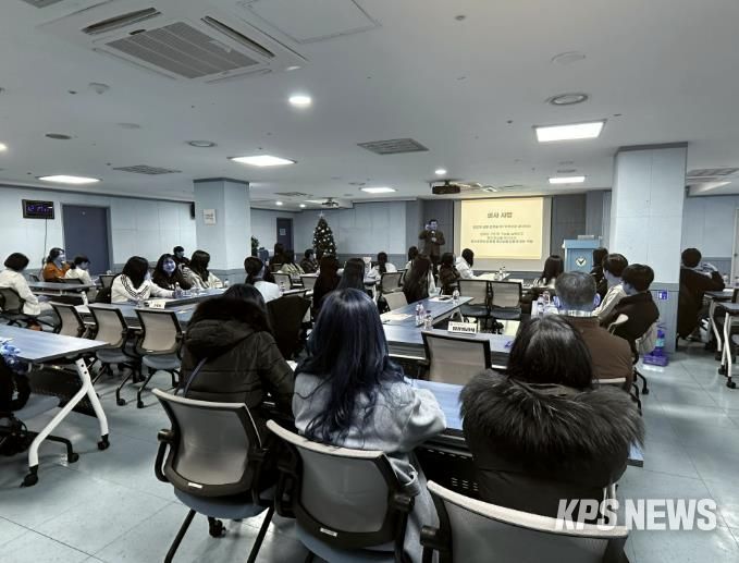 다보스병원 양성범 이사장이 8일 다보스병원에서 의료분야 진로체험에 앞서 학생들을 대상으로 특강을 하고 있다.