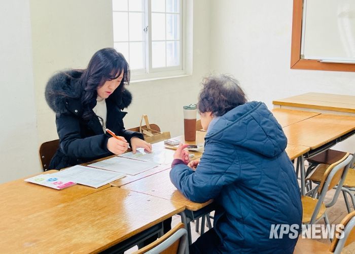 수원시 영통구치매안심센터 관계자가 망포동성당에서 찾아가는 치매조기검진을 하고 있다.