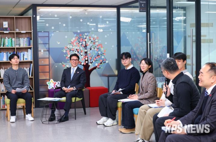 김민석 국무총리가 13일 종로구 청년재단에서 열린 '미래대화 1·2·3 #청년주거' 제9차 K-토론나라에서 청년들과 청년주거 문제에 관해 토론을 하고 있다.