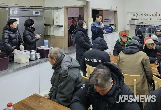 사통팔달협의회, 수원역 노숙인 대상 '사랑의 무료급식' 봉사 펼쳐