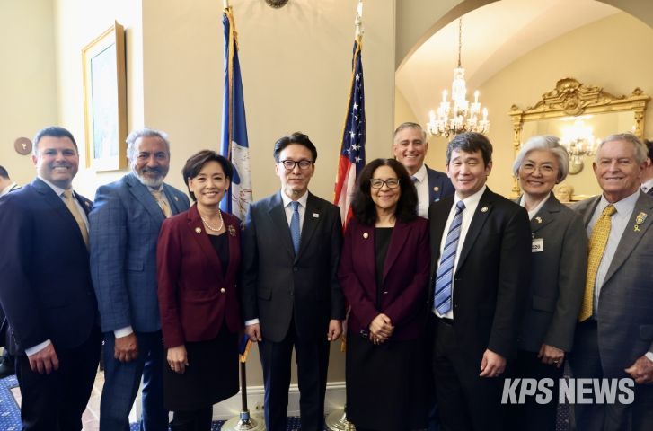 미국을 방문 중인 김민석 국무총리가 22일(현지시간) 미국 의사당을 방문, 하원 주요 인사들과 오찬 간담회를 하고 있다.