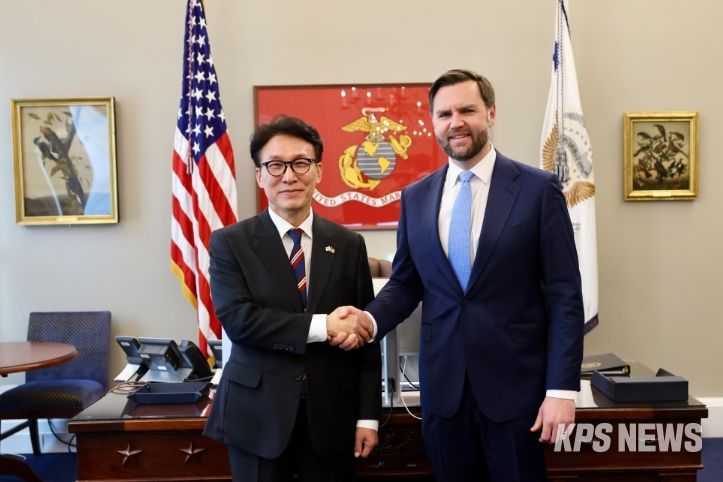 미국을 방문 중인 김민석 국무총리가 23일(현지시간) 미국 워싱턴DC 백악관에서 JD 밴스 부통령과 면담에 앞서 기념 촬영을 하고 있다.