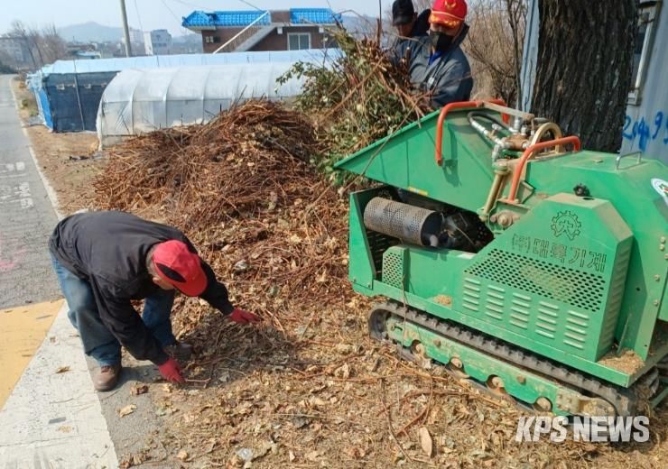 화성특례시 관계자가 영농부산물 파쇄작업을 하고 있다