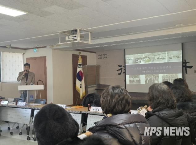 베테랑 공무원이 새빛신문고 제도를 설명하고 있다.